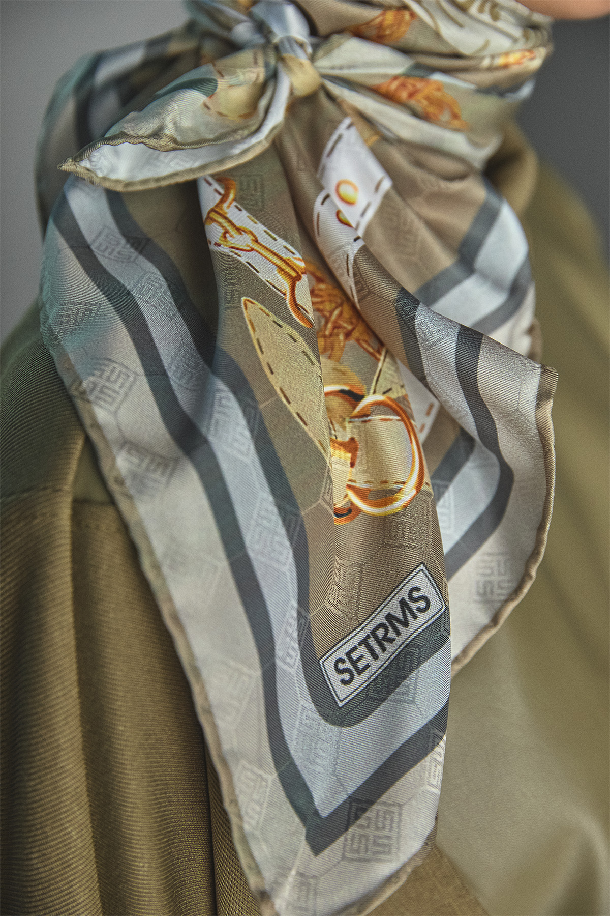 Zincir Desenli SS Logolu Eşarp