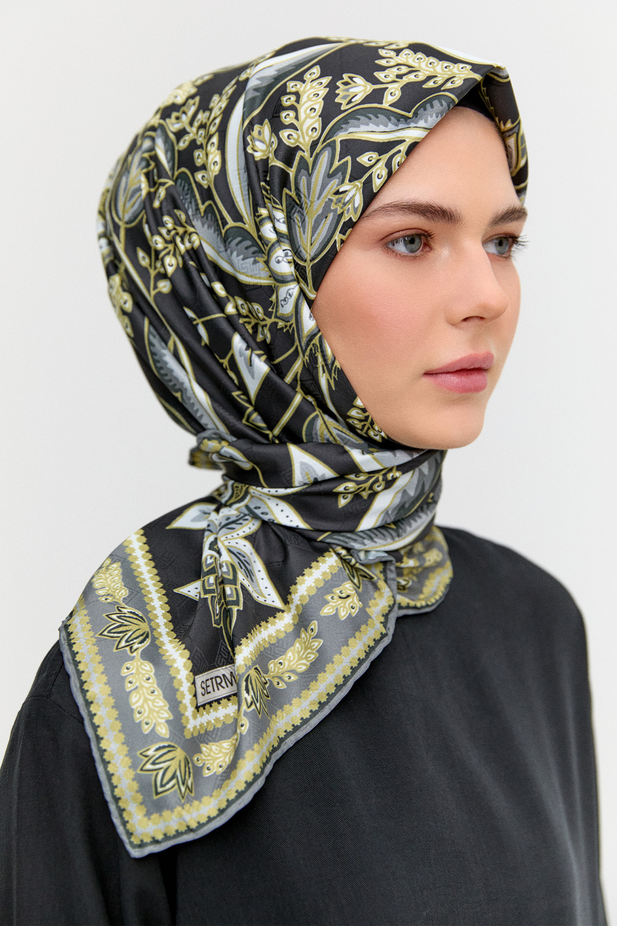 Çok Renkli Çiçek Desenli Eşarp, Tesettür Giyim