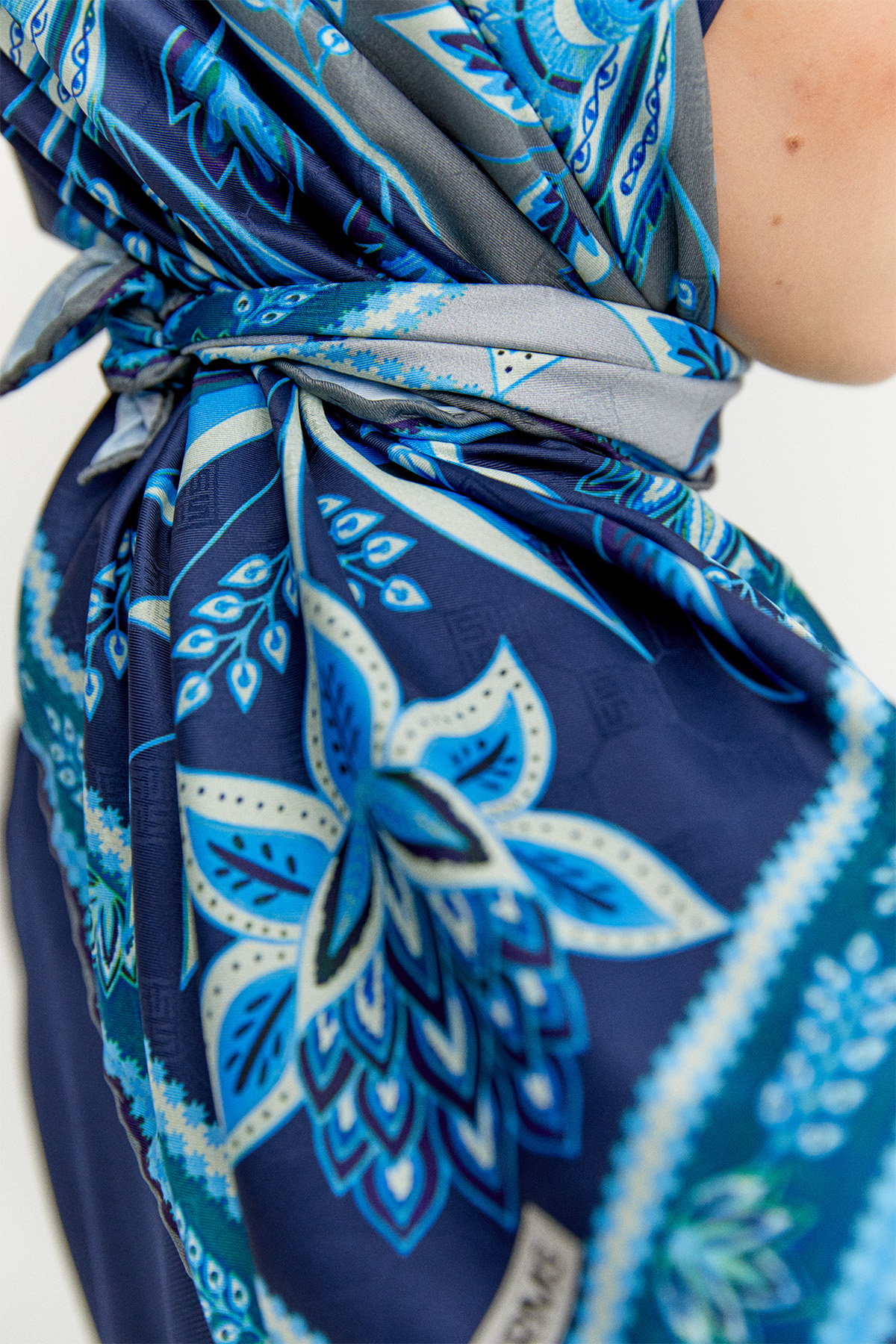 Çok Renkli Çiçek Desenli Eşarp, Tesettür Giyim