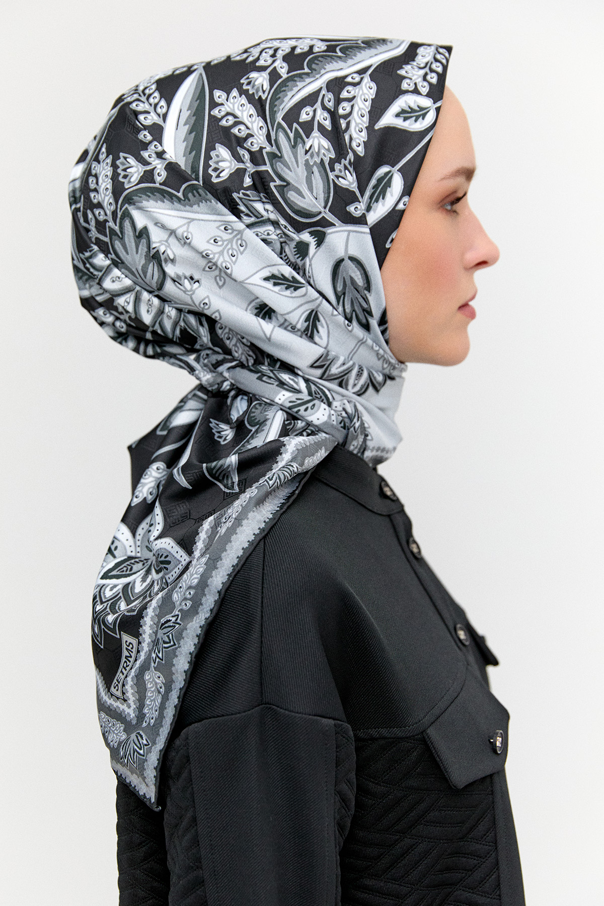 Çok Renkli Çiçek Desenli Eşarp, Tesettür Giyim