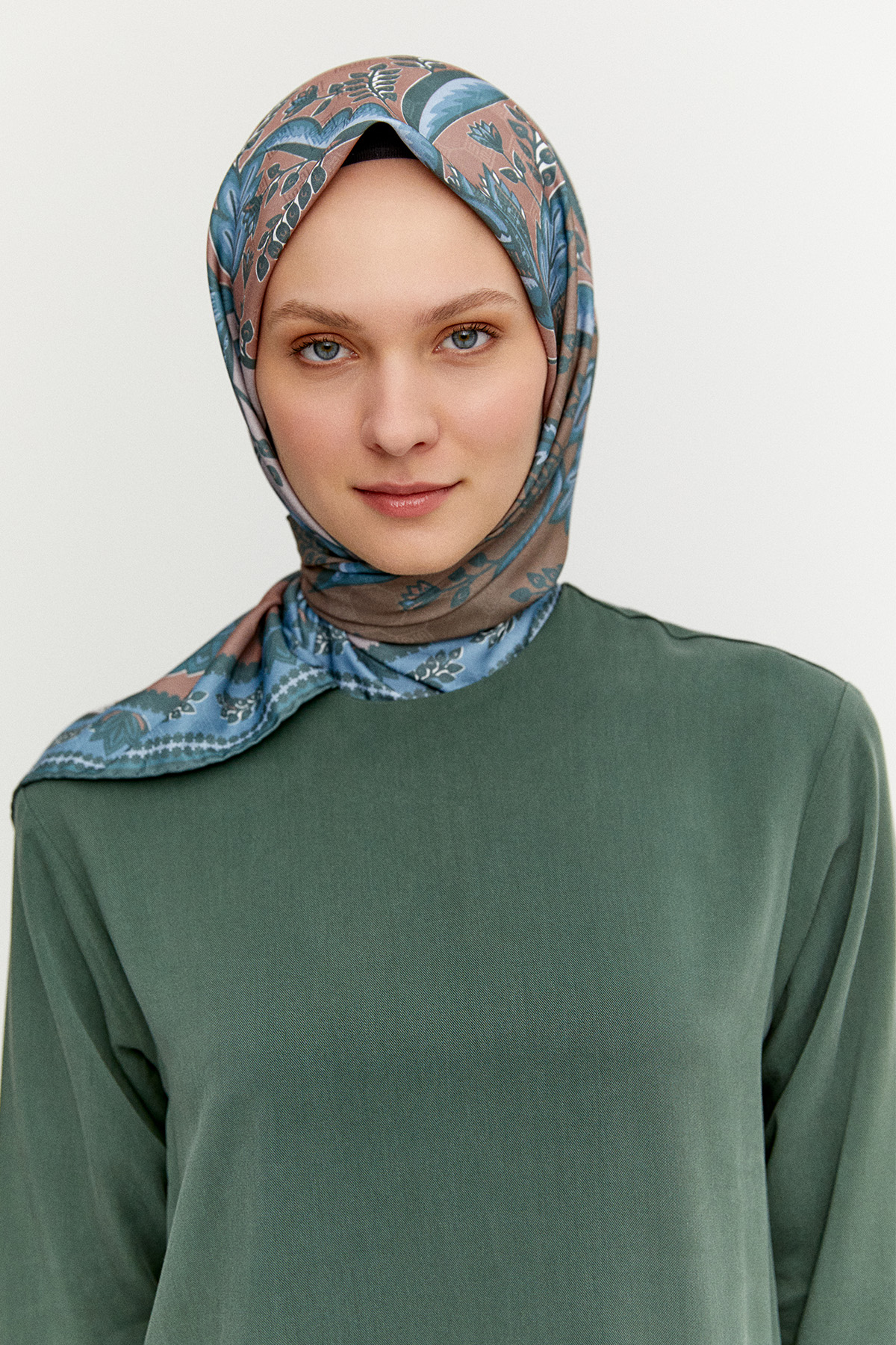 Çok Renkli Çiçek Desenli Eşarp, Tesettür Giyim