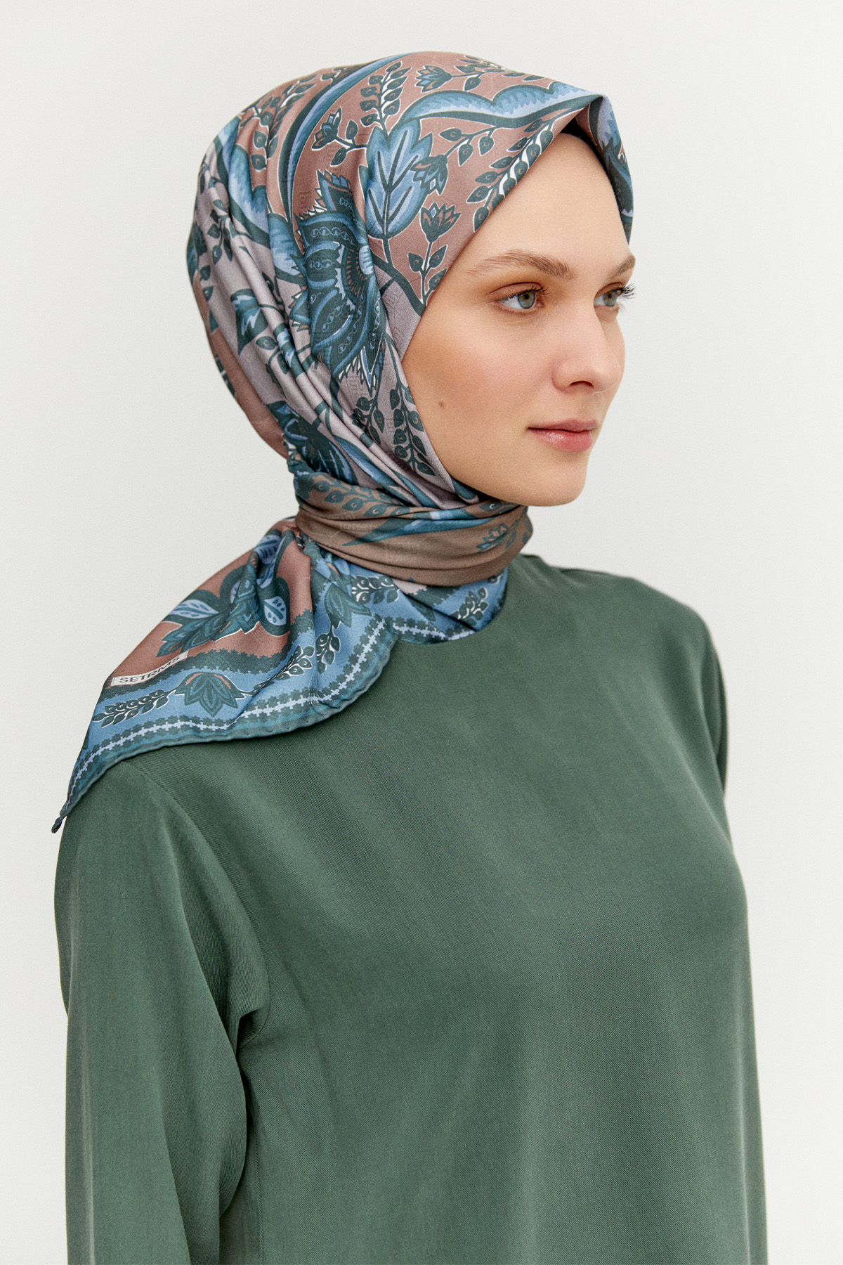 Çok Renkli Çiçek Desenli Eşarp, Tesettür Giyim