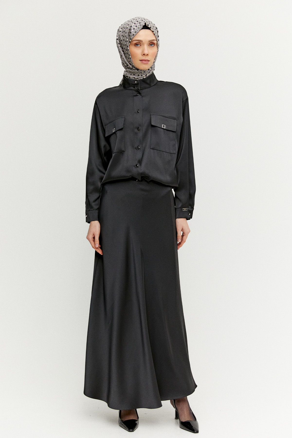 Çift Cepli Yüksek Yakalı Saten Gömlek