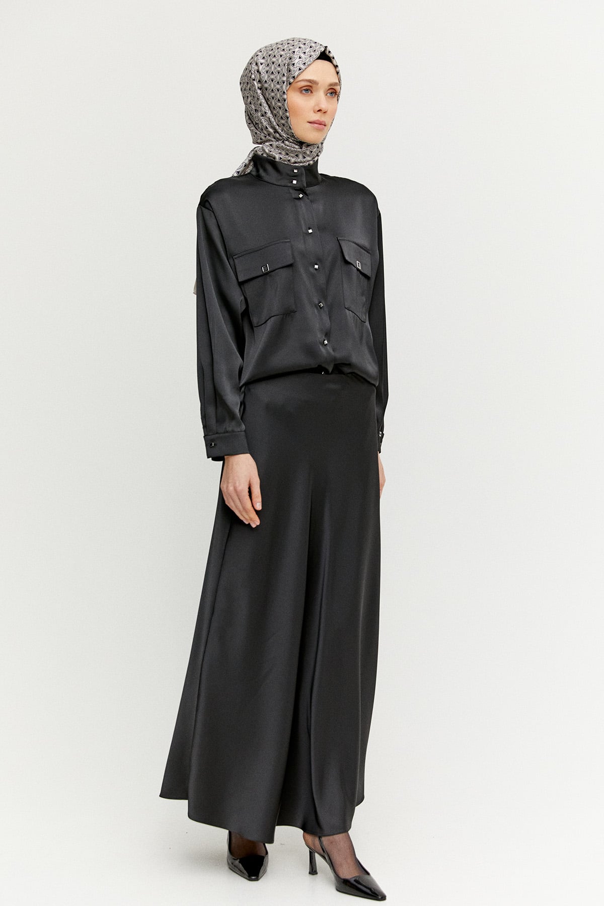 Çift Cepli Yüksek Yakalı Saten Gömlek