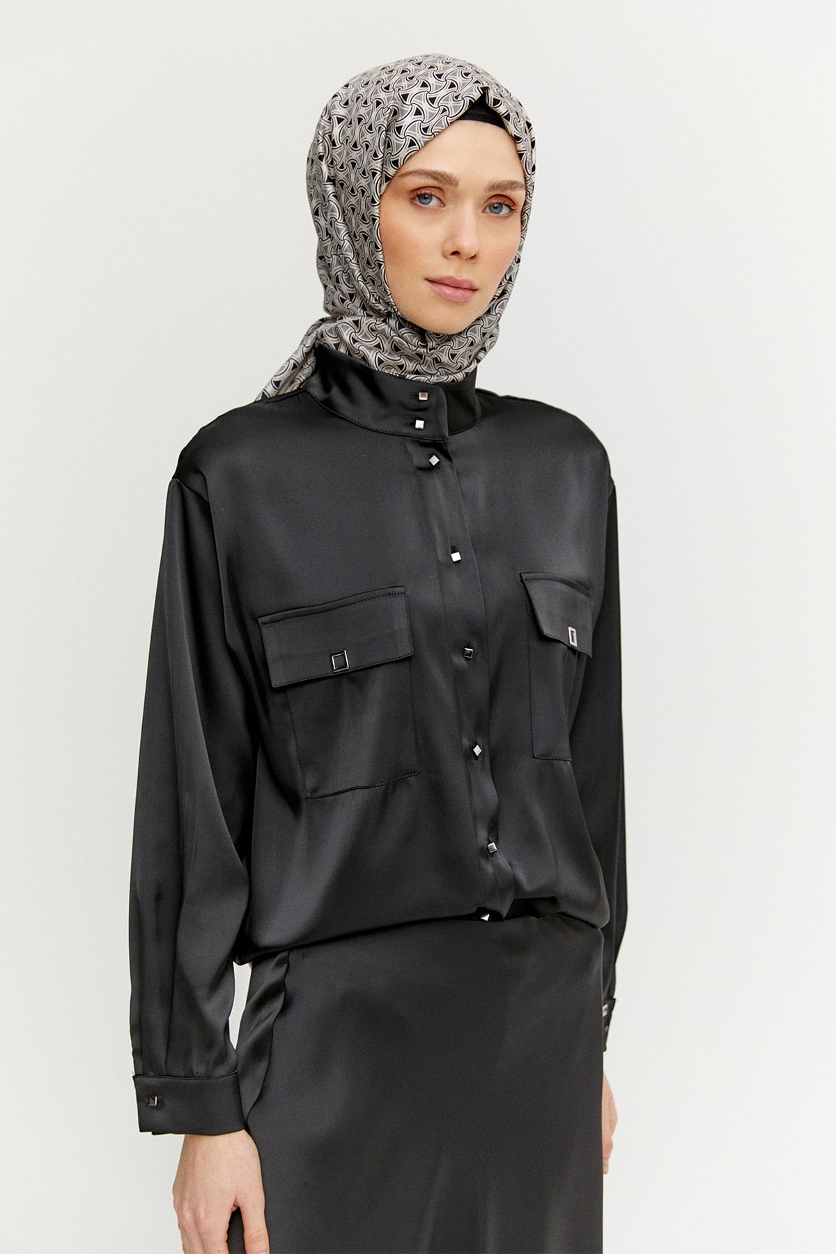 Çift Cepli Yüksek Yakalı Saten Gömlek