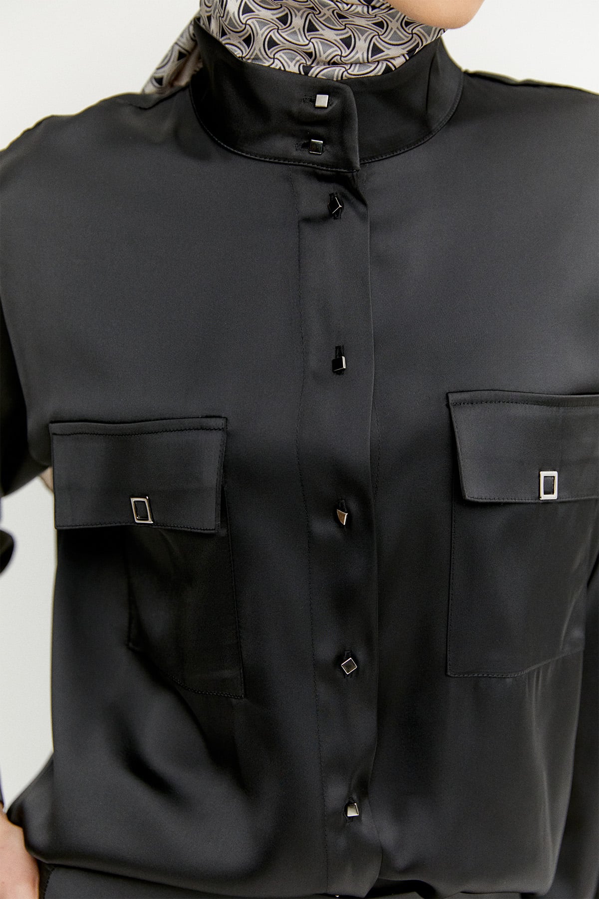 Çift Cepli Yüksek Yakalı Saten Gömlek