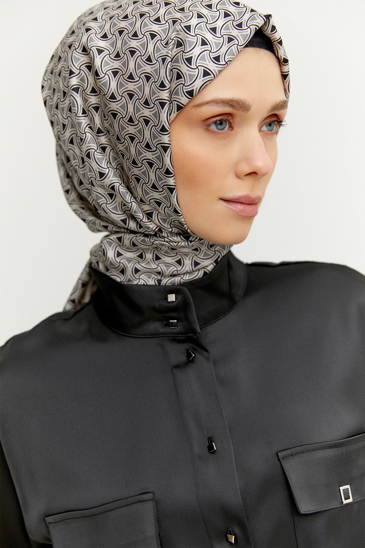 Çift Cepli Yüksek Yakalı Saten Gömlek