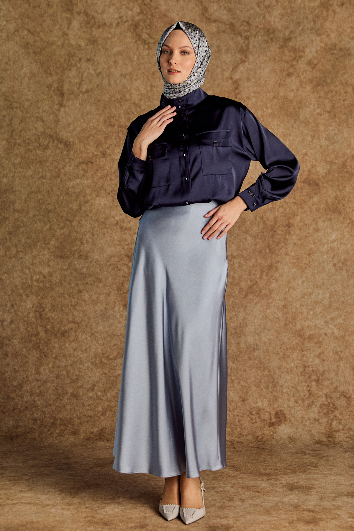 Çift Cepli Yüksek Yakalı Saten Gömlek