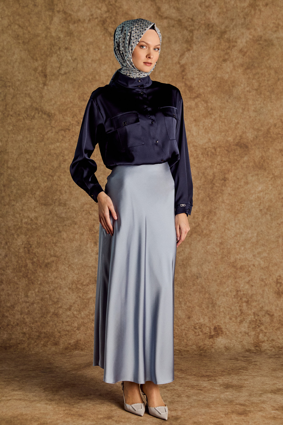 Çift Cepli Yüksek Yakalı Saten Gömlek