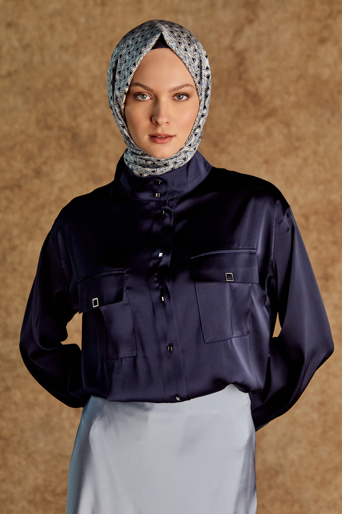 Çift Cepli Yüksek Yakalı Saten Gömlek