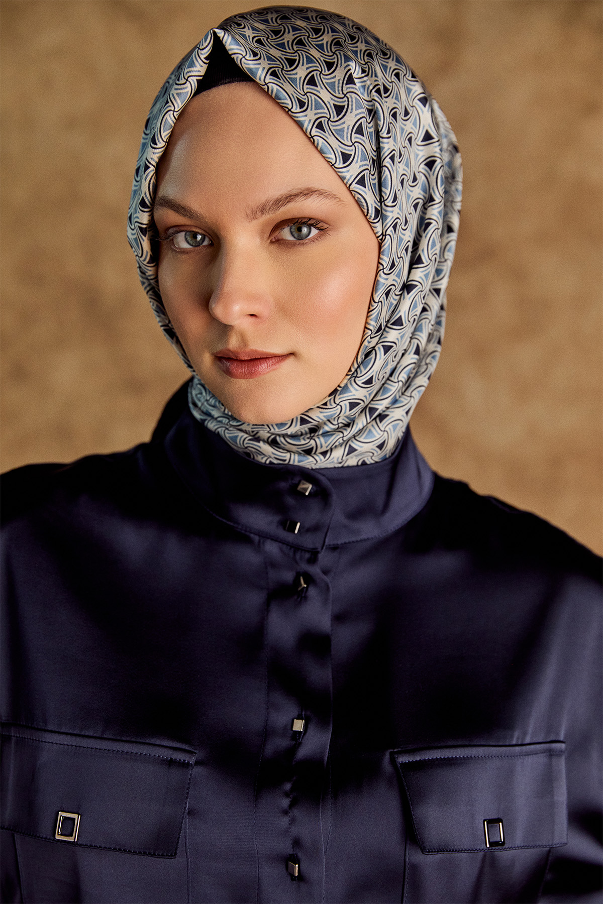 Çift Cepli Yüksek Yakalı Saten Gömlek