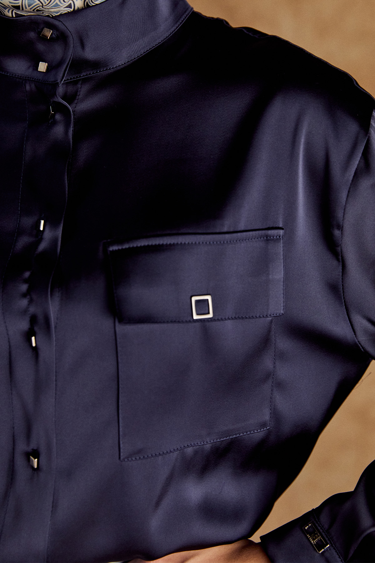 Çift Cepli Yüksek Yakalı Saten Gömlek