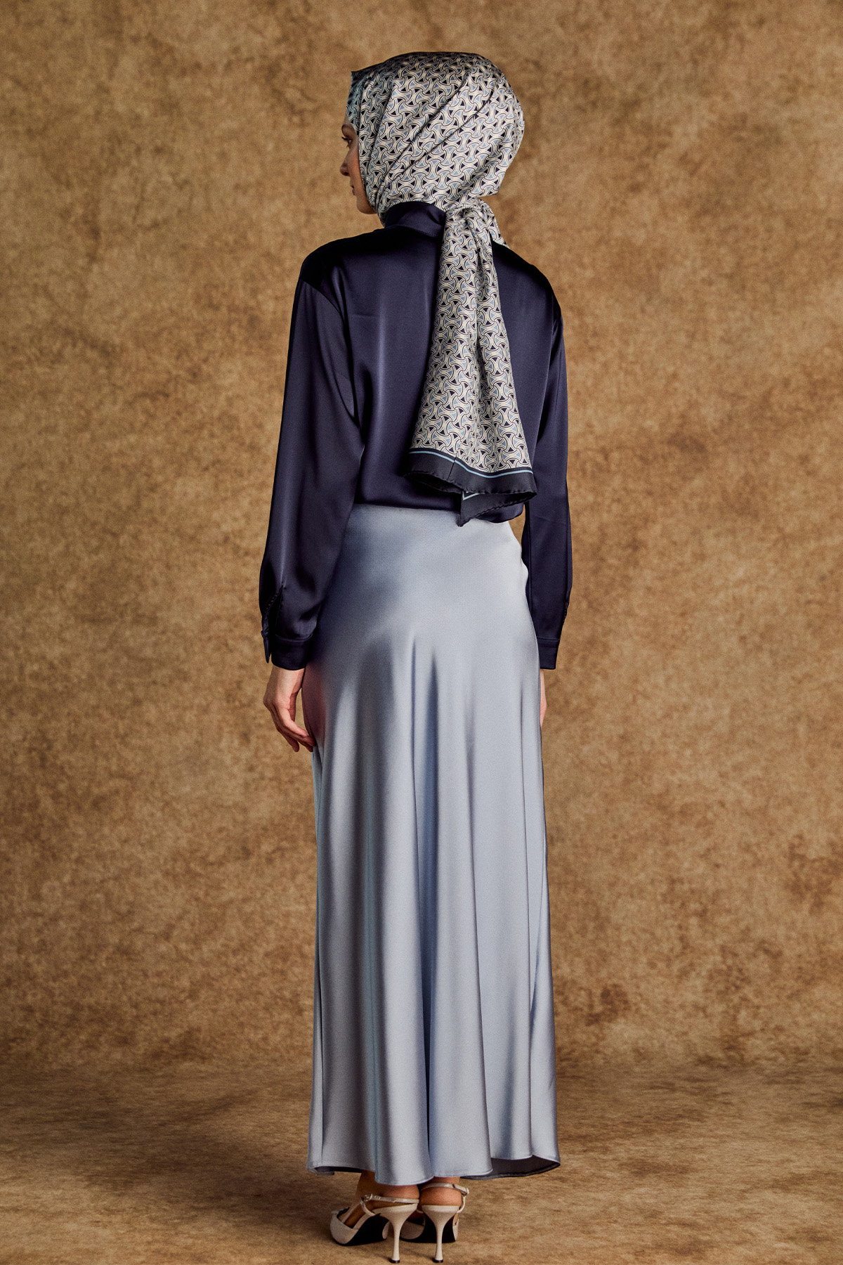 Çift Cepli Yüksek Yakalı Saten Gömlek