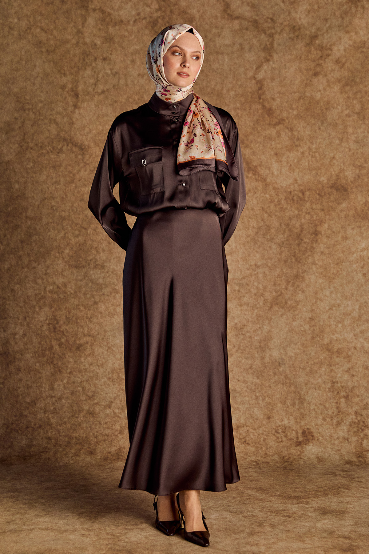 Çift Cepli Yüksek Yakalı Saten Gömlek