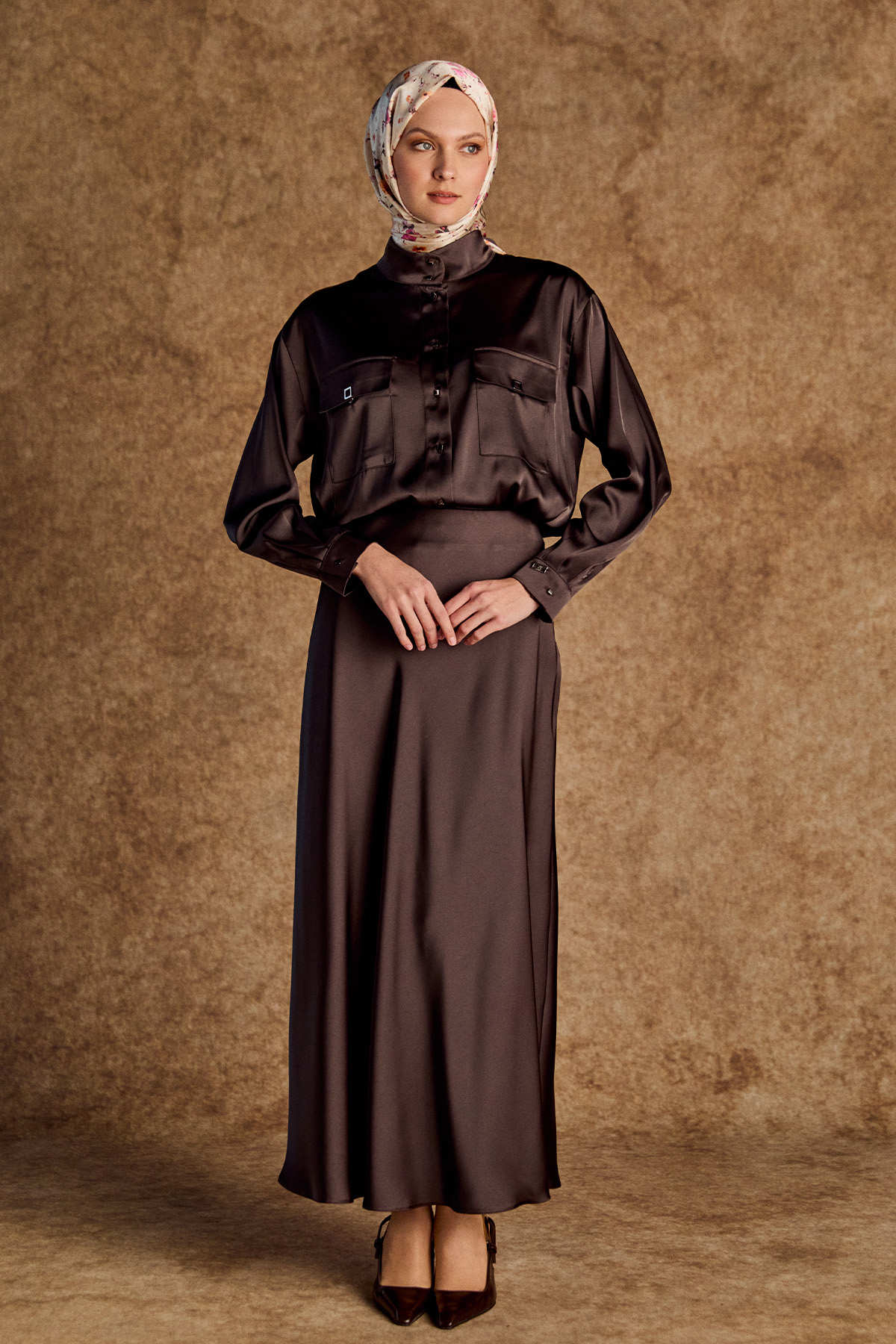 Çift Cepli Yüksek Yakalı Saten Gömlek