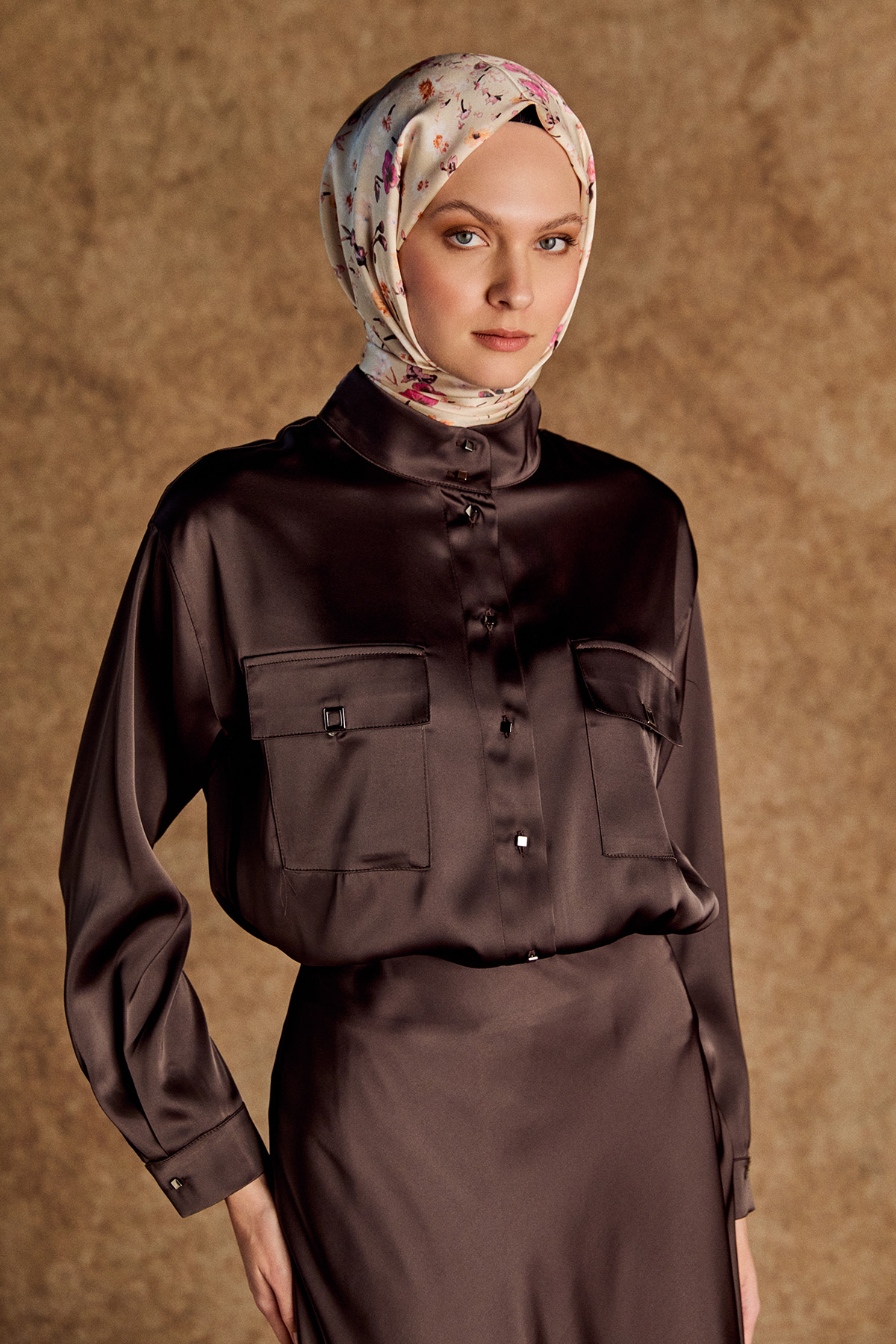 Çift Cepli Yüksek Yakalı Saten Gömlek