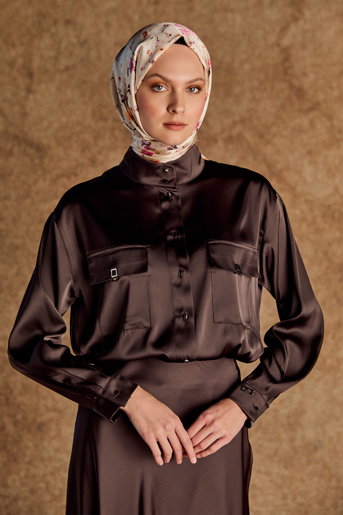 Çift Cepli Yüksek Yakalı Saten Gömlek