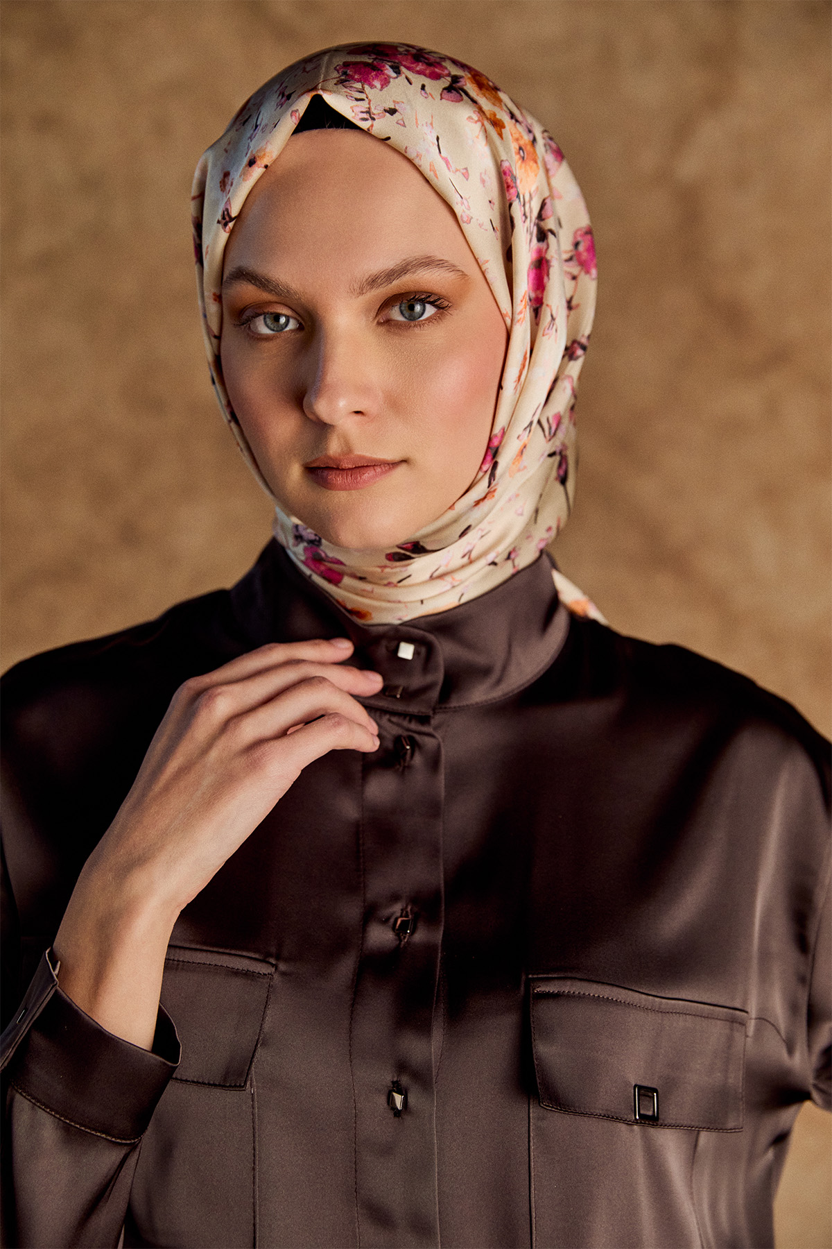 Çift Cepli Yüksek Yakalı Saten Gömlek