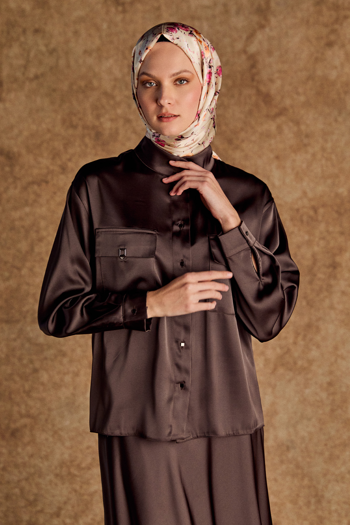 Çift Cepli Yüksek Yakalı Saten Gömlek