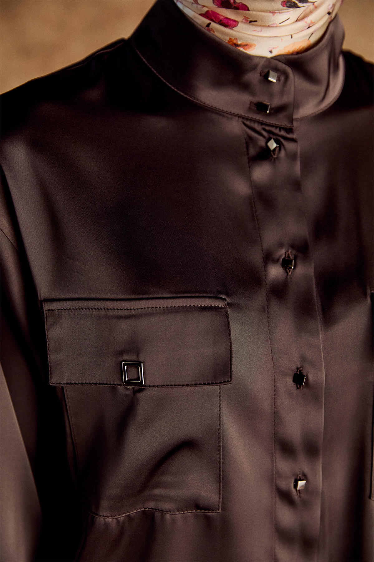 Çift Cepli Yüksek Yakalı Saten Gömlek