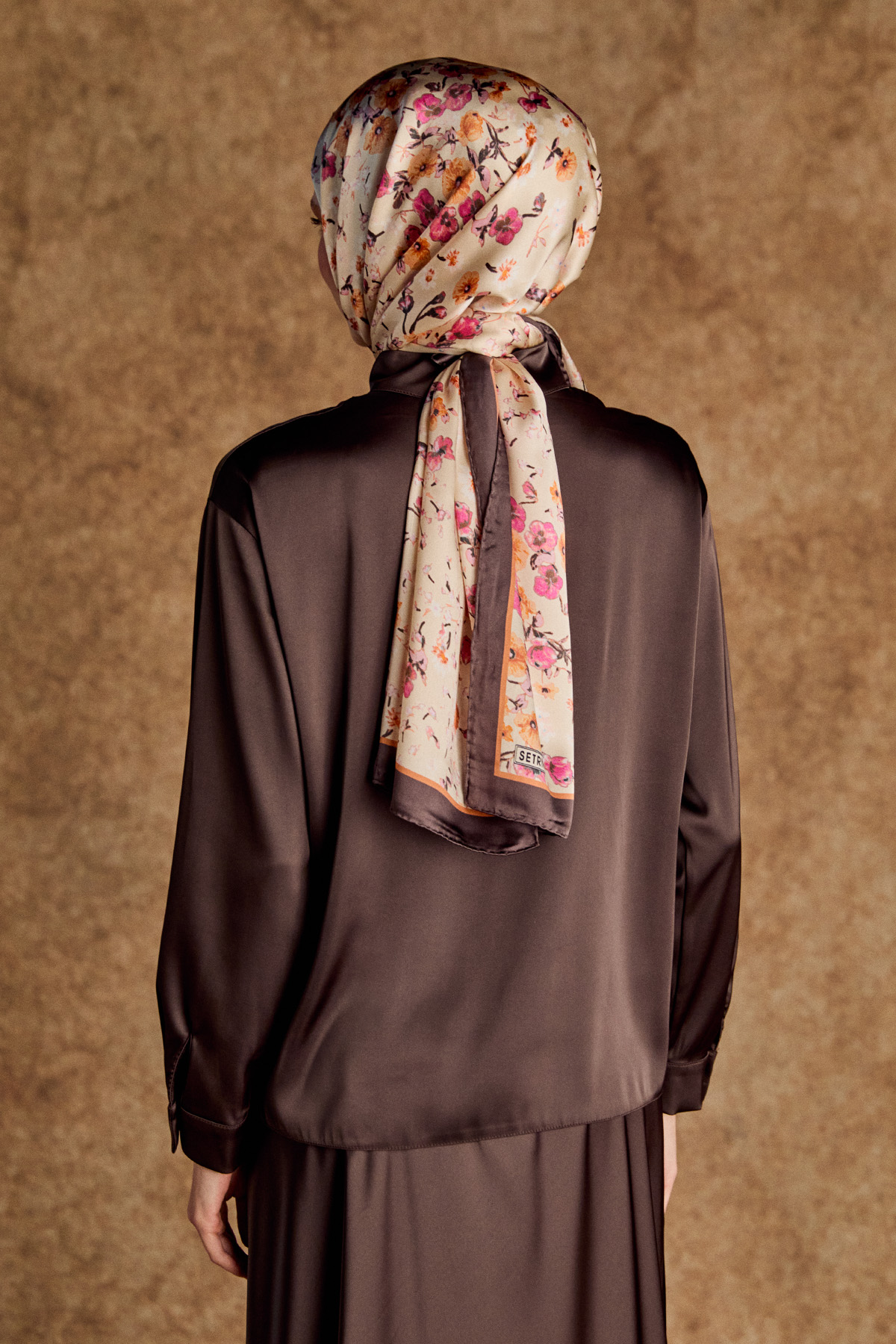 Çift Cepli Yüksek Yakalı Saten Gömlek