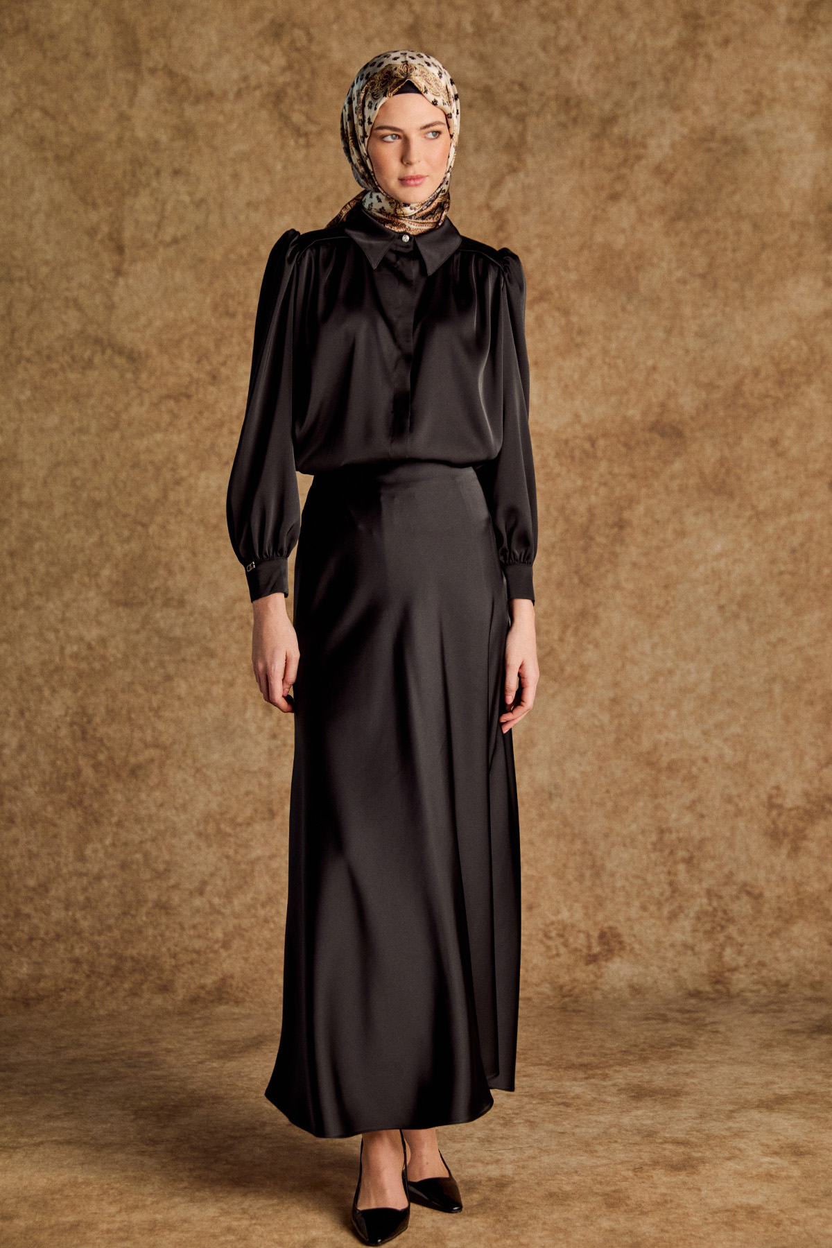 Büzgü Detaylı Saten Kısa Gömlek