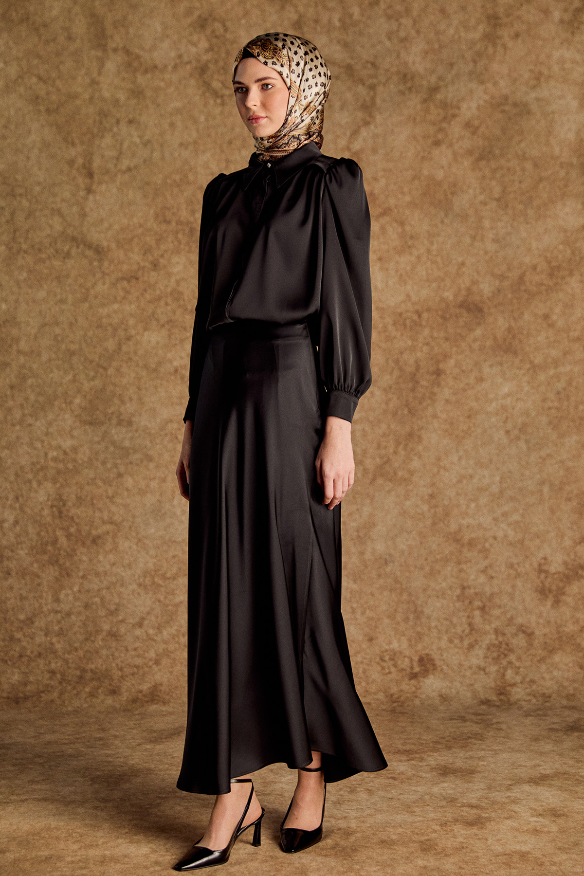 Büzgü Detaylı Saten Kısa Gömlek