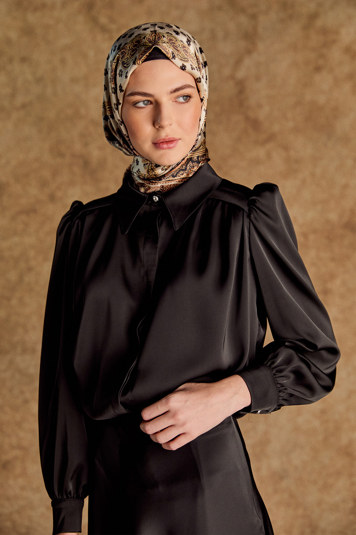 Büzgü Detaylı Saten Kısa Gömlek