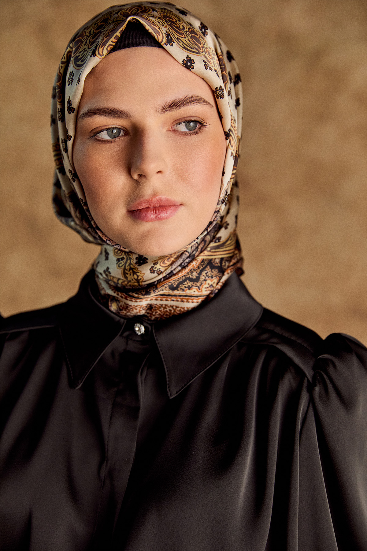 Büzgü Detaylı Saten Kısa Gömlek