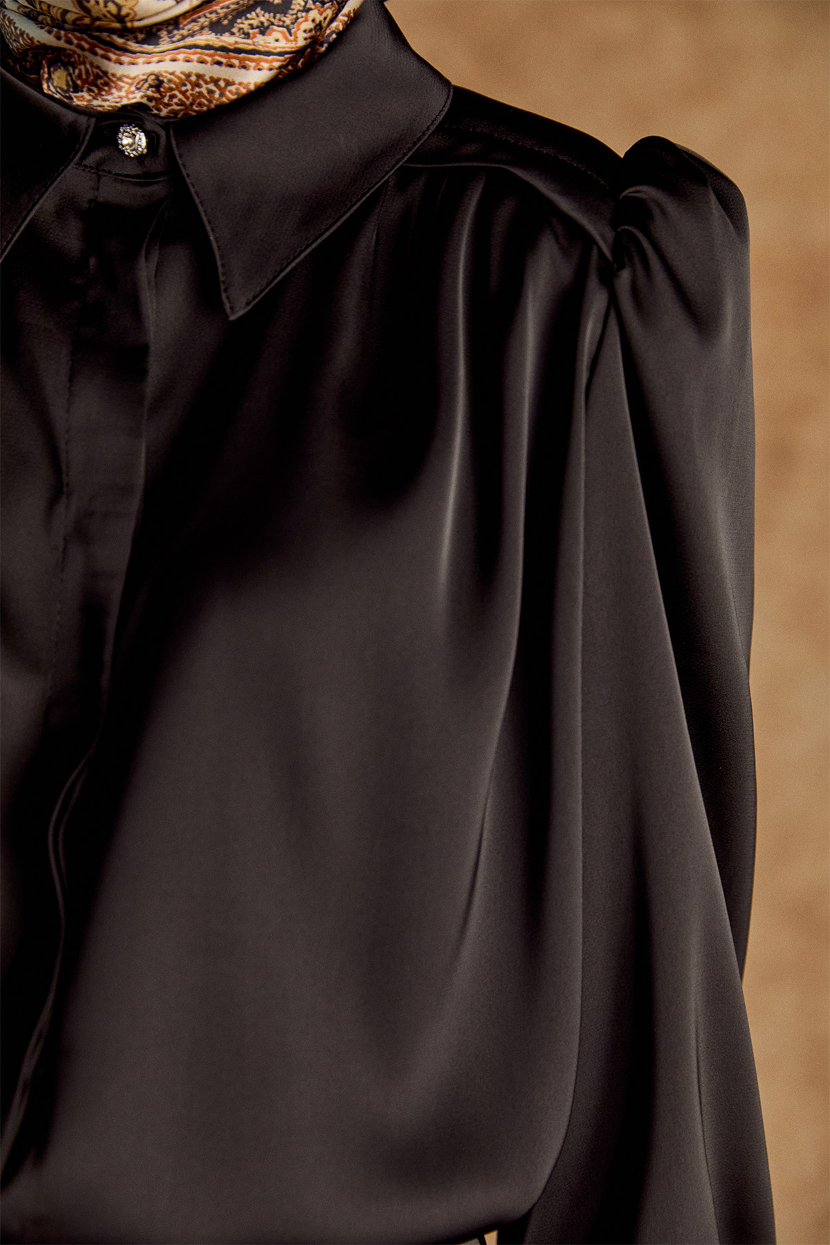 Büzgü Detaylı Saten Kısa Gömlek