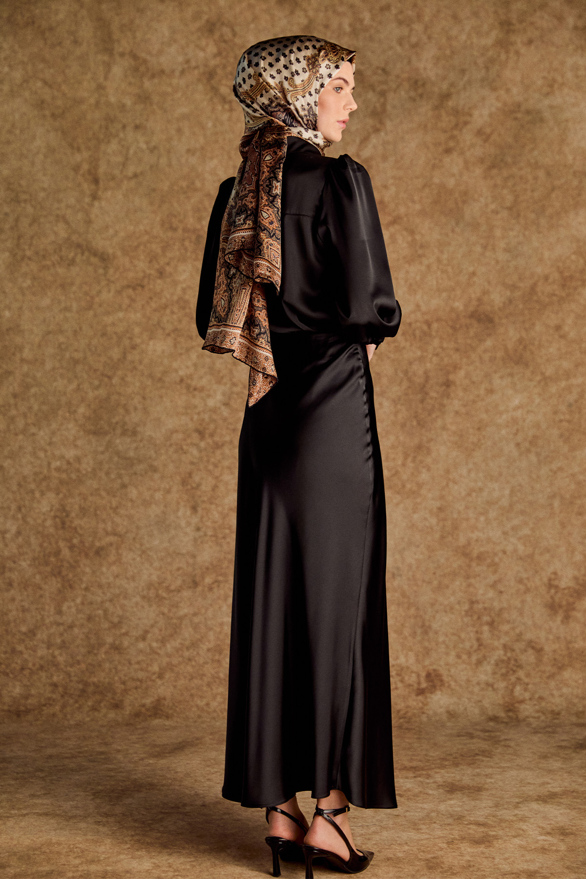 Büzgü Detaylı Saten Kısa Gömlek