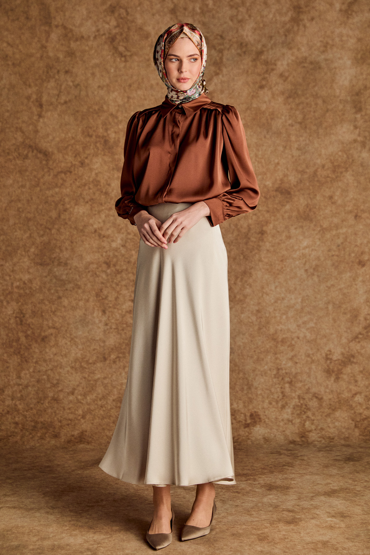 Büzgü Detaylı Saten Kısa Gömlek