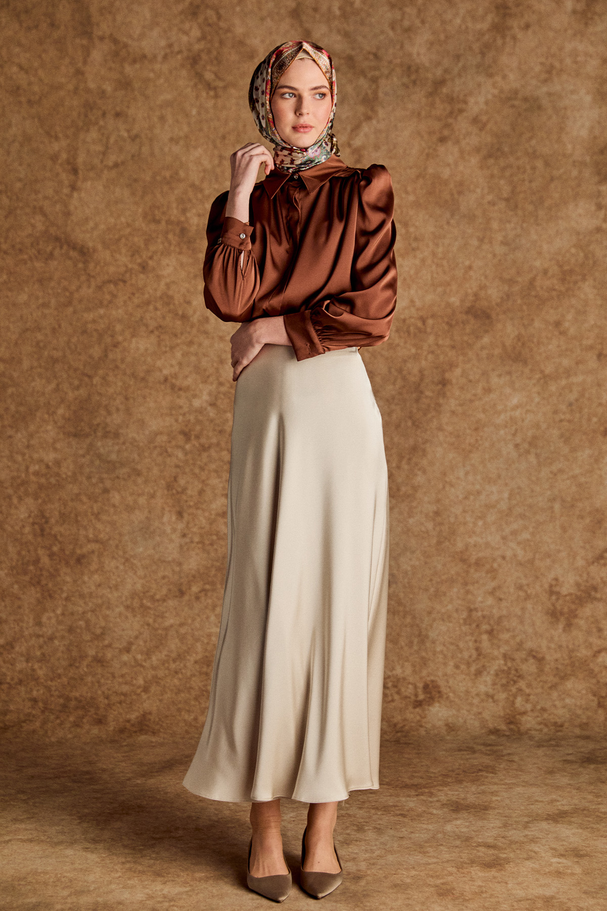 Büzgü Detaylı Saten Kısa Gömlek