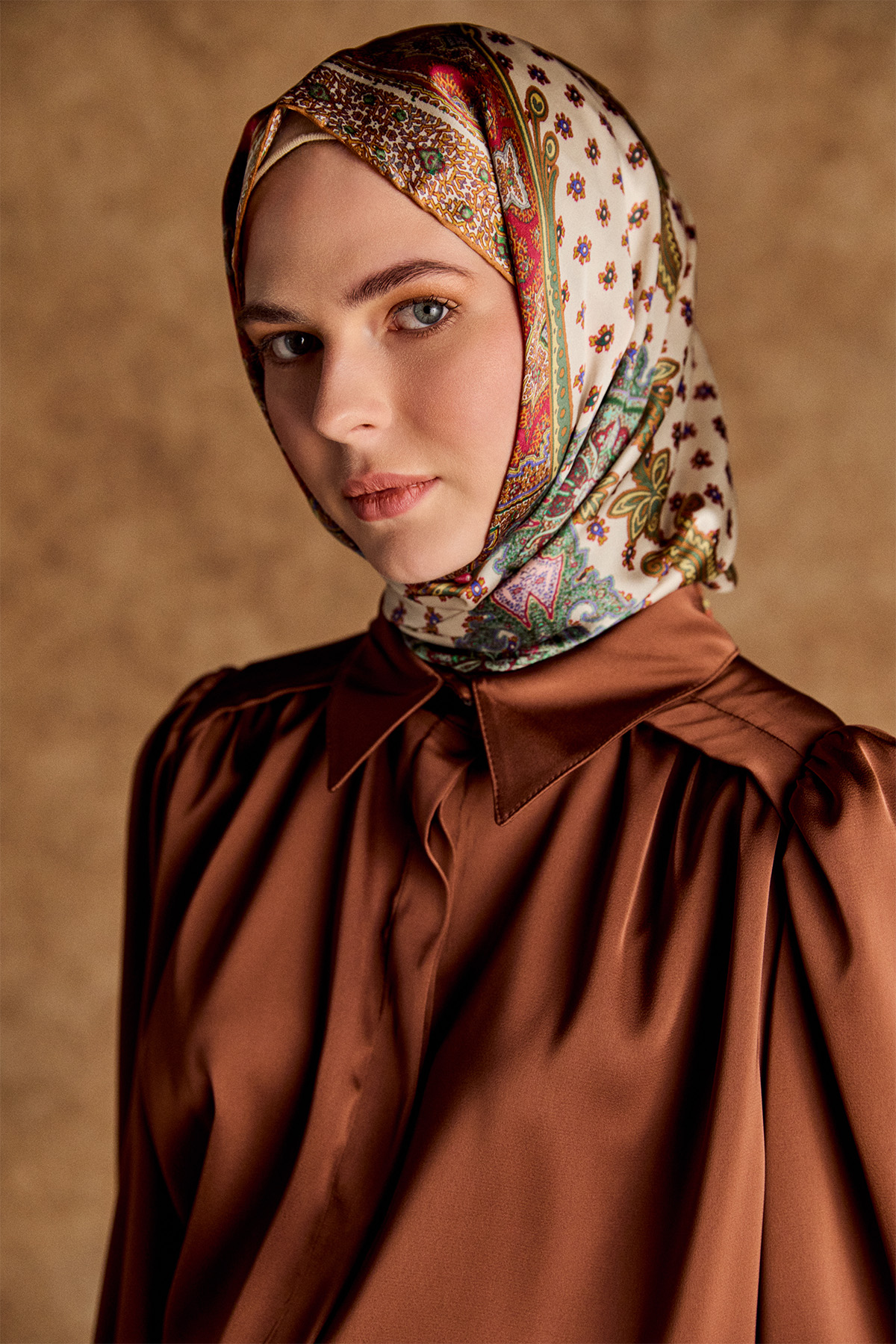 Büzgü Detaylı Saten Kısa Gömlek