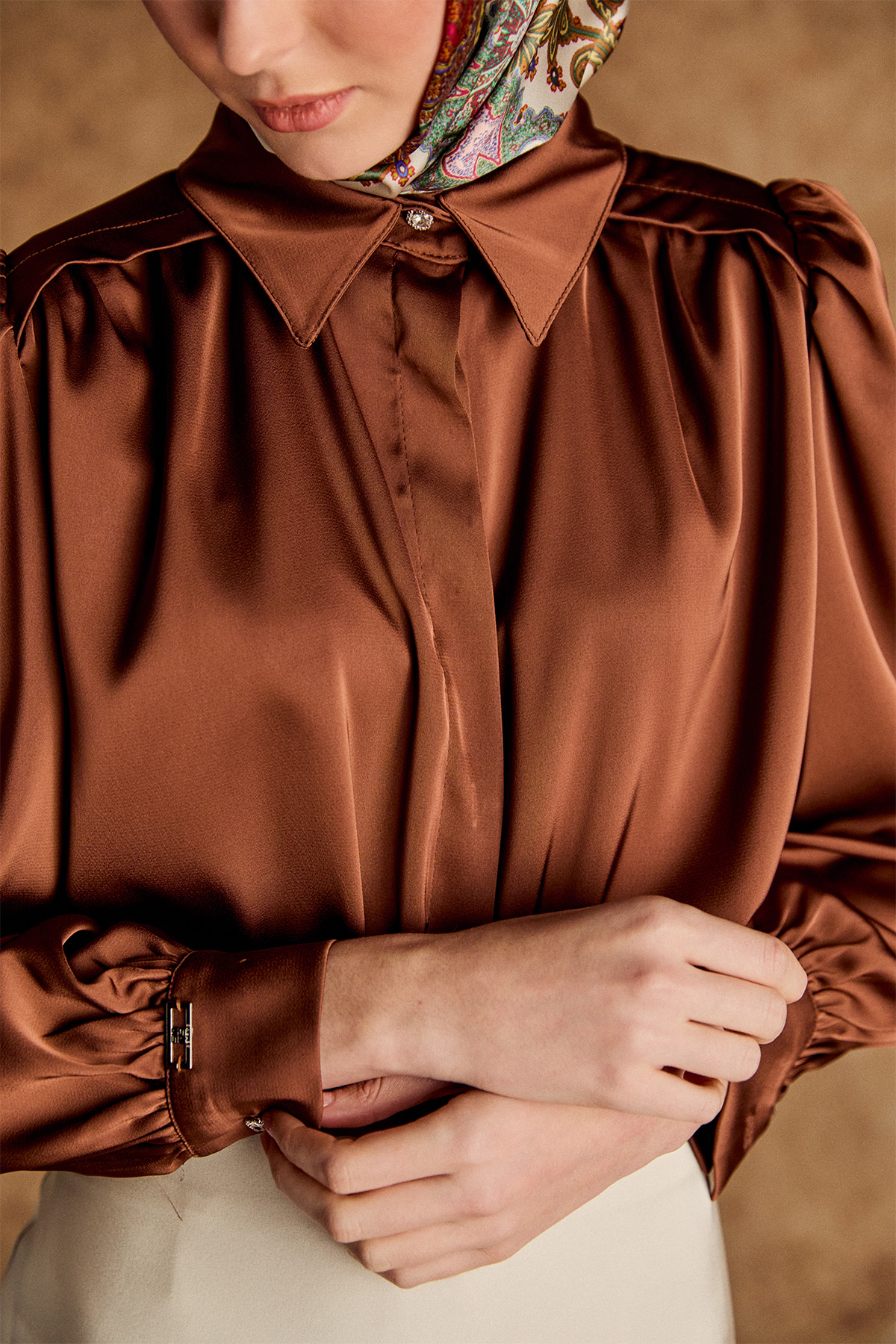 Büzgü Detaylı Saten Kısa Gömlek