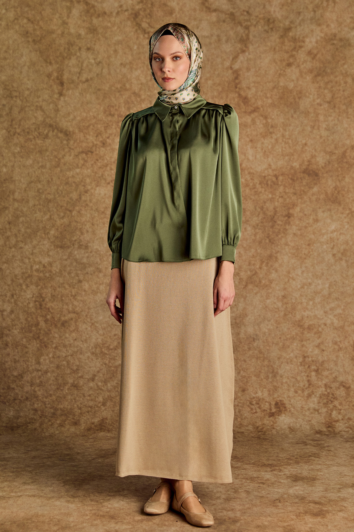 Büzgü Detaylı Saten Kısa Gömlek