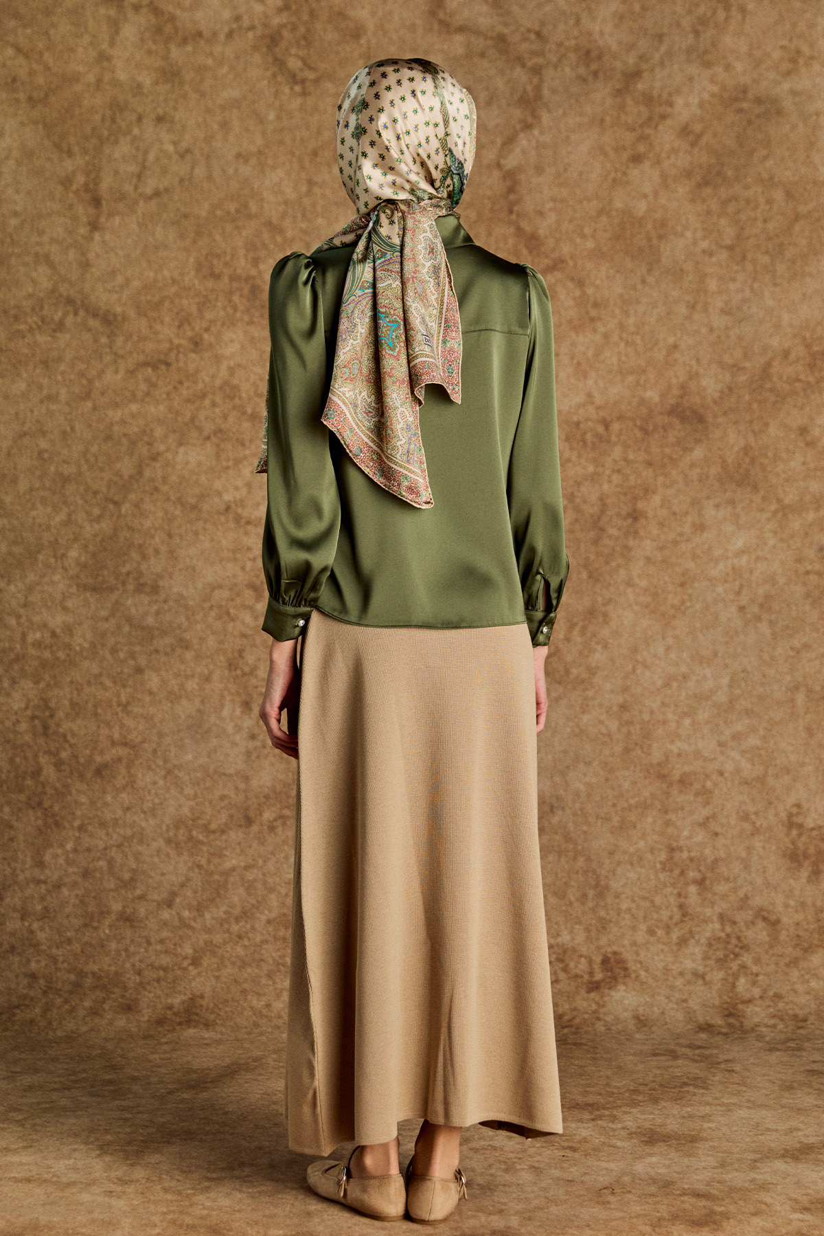 Büzgü Detaylı Saten Kısa Gömlek