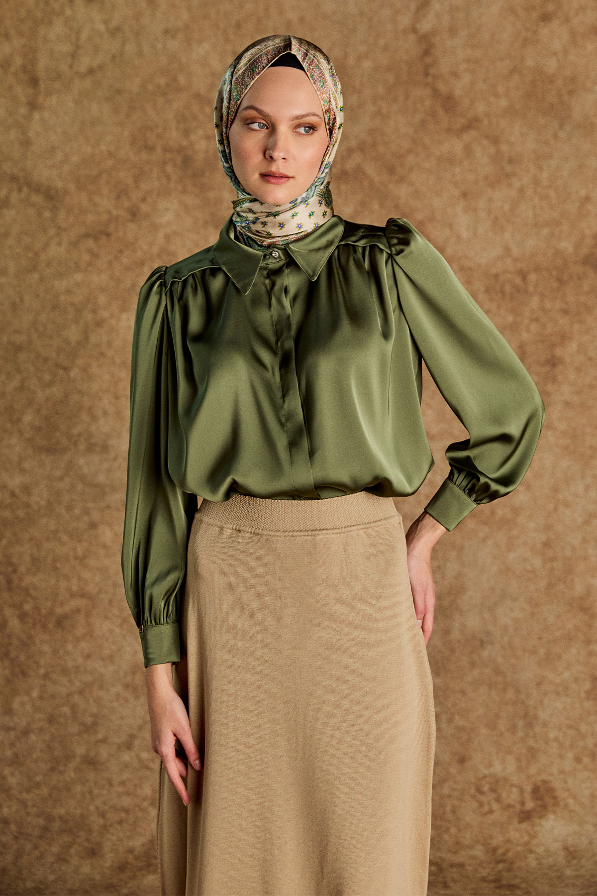 Büzgü Detaylı Saten Kısa Gömlek