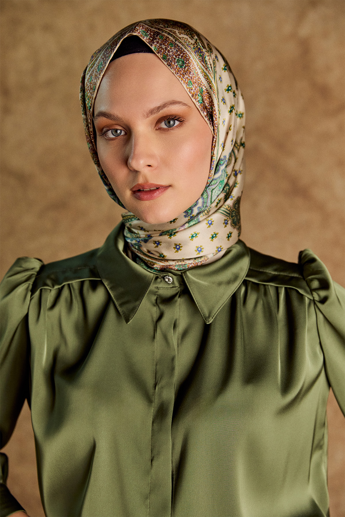 Büzgü Detaylı Saten Kısa Gömlek