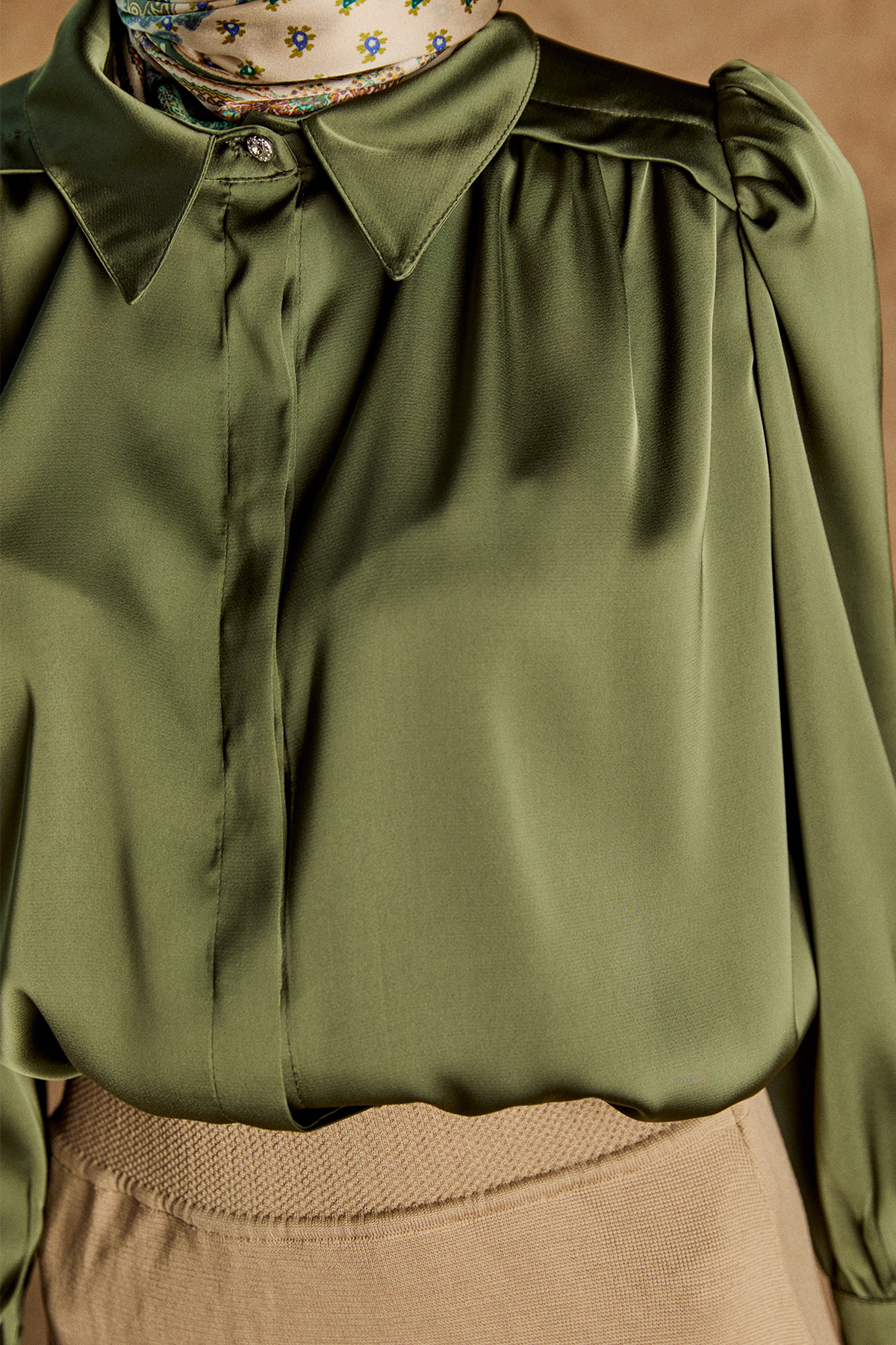 Büzgü Detaylı Saten Kısa Gömlek