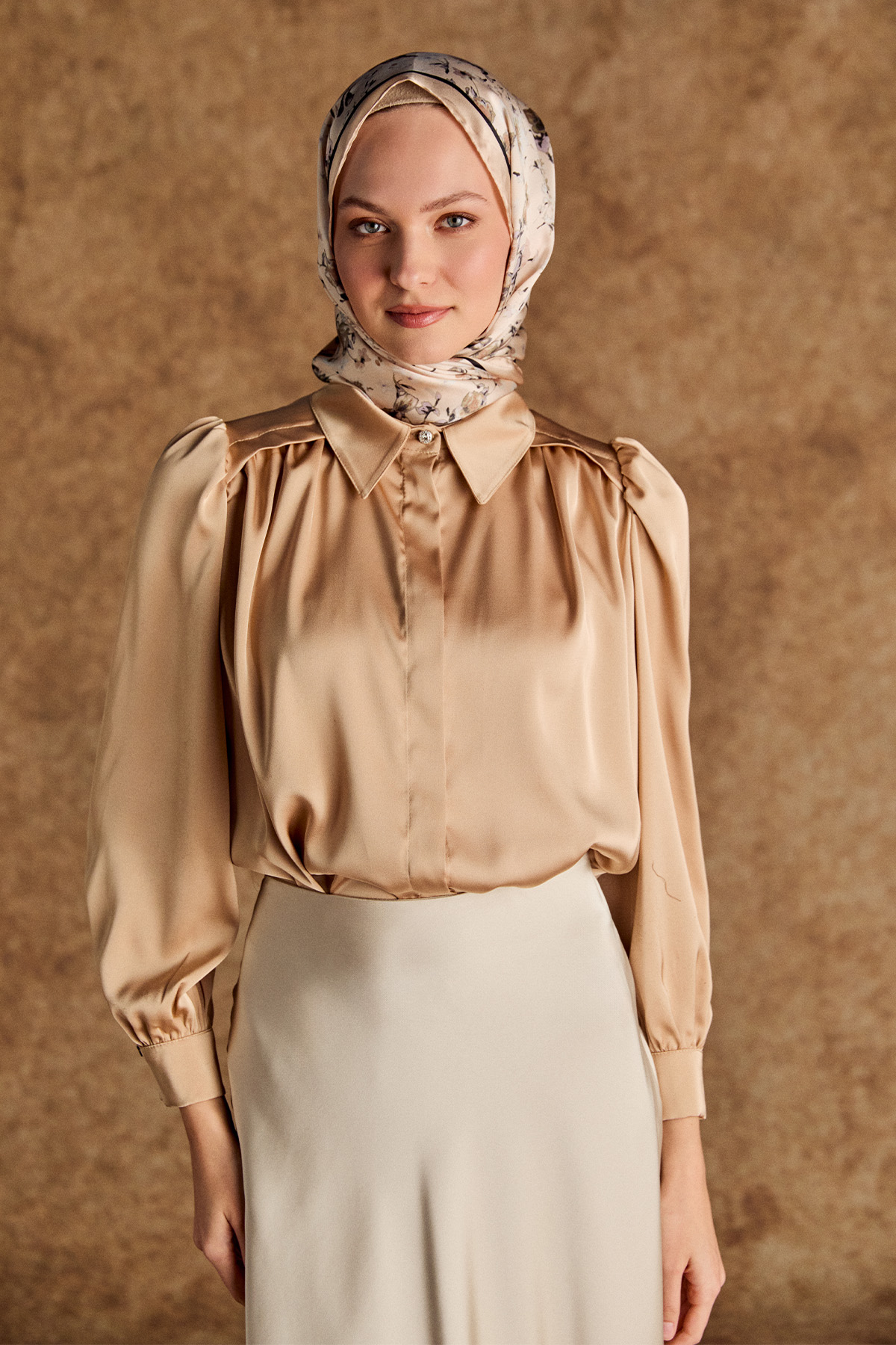 Büzgü Detaylı Saten Kısa Gömlek