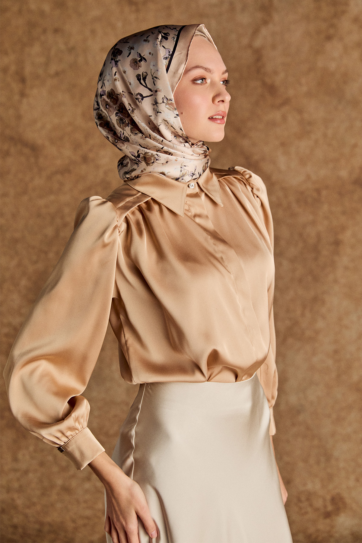 Büzgü Detaylı Saten Kısa Gömlek