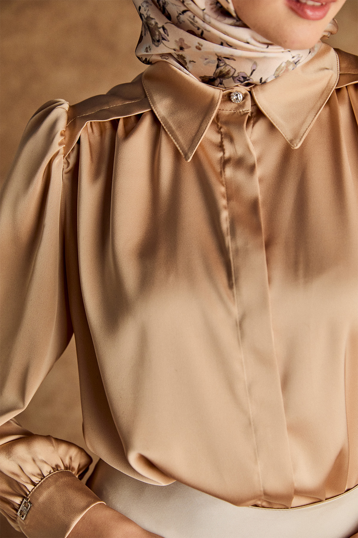 Büzgü Detaylı Saten Kısa Gömlek