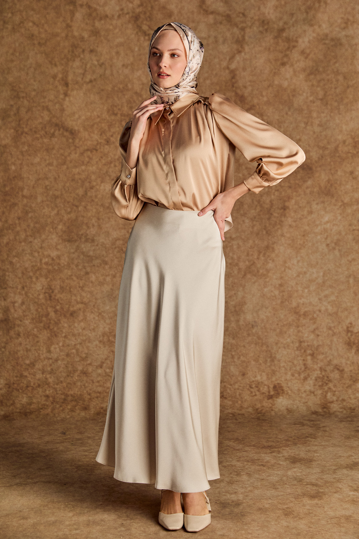 Büzgü Detaylı Saten Kısa Gömlek