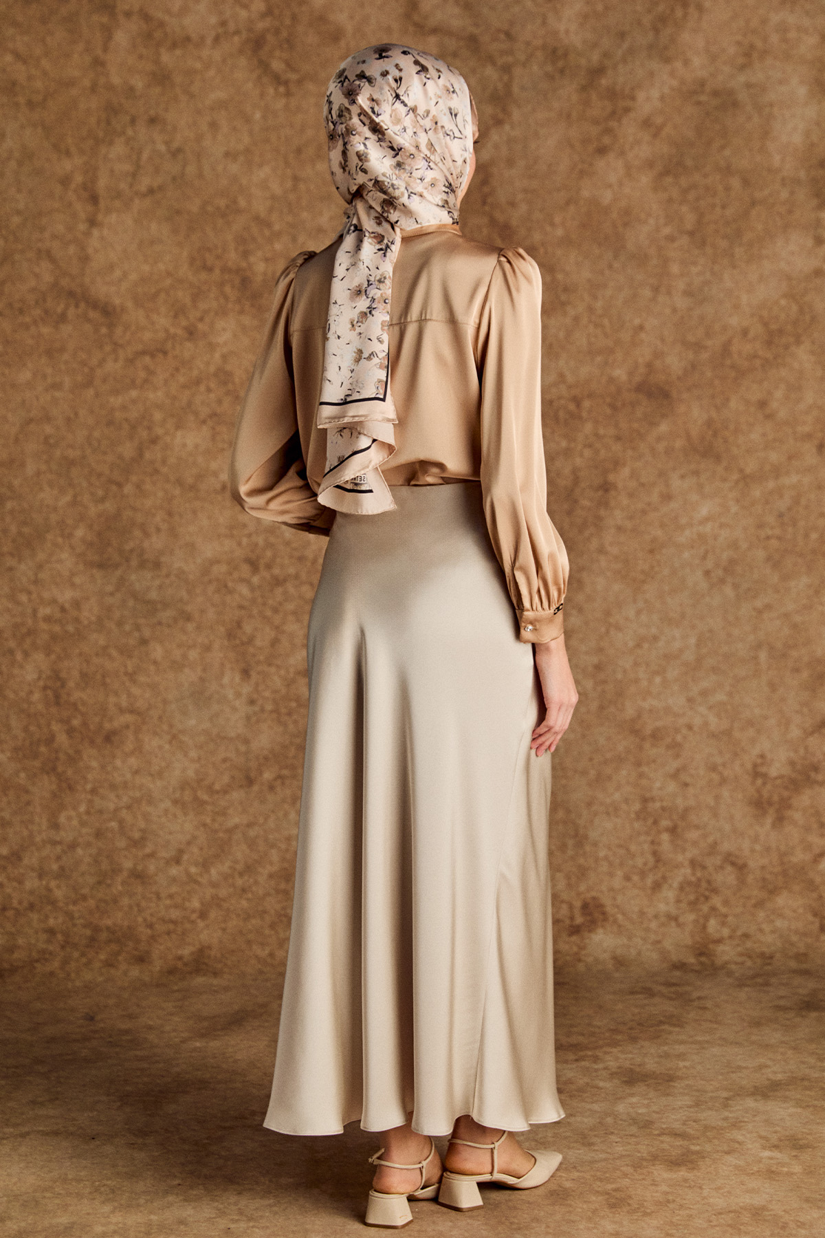 Büzgü Detaylı Saten Kısa Gömlek