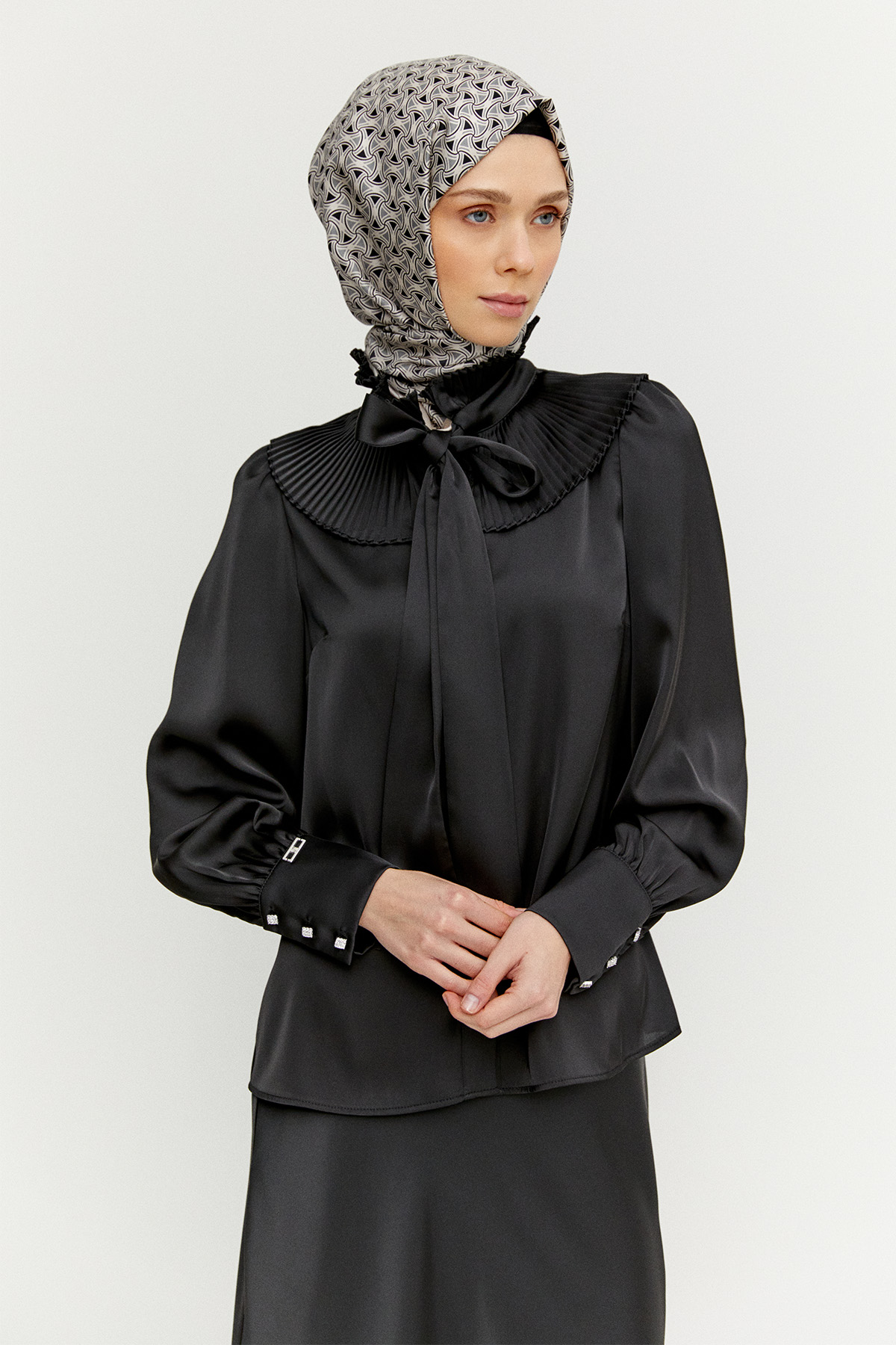 Pilise Yakalı Saten Gömlek