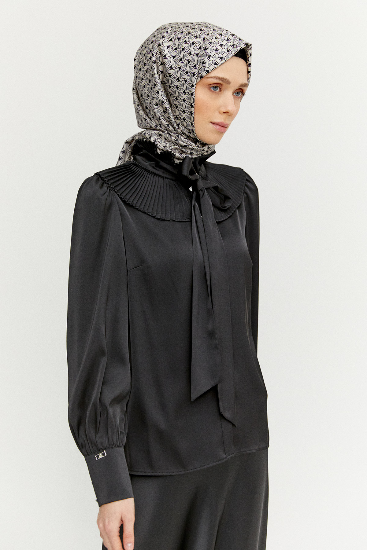 Pilise Yakalı Saten Gömlek