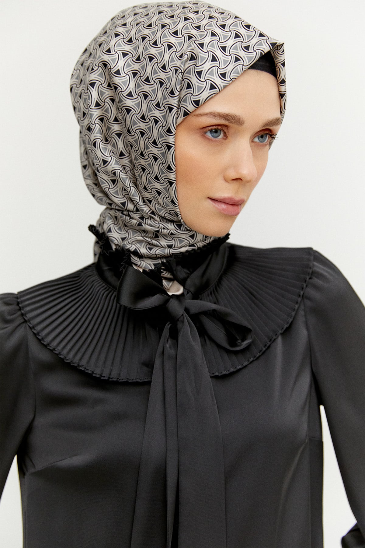 Pilise Yakalı Saten Gömlek