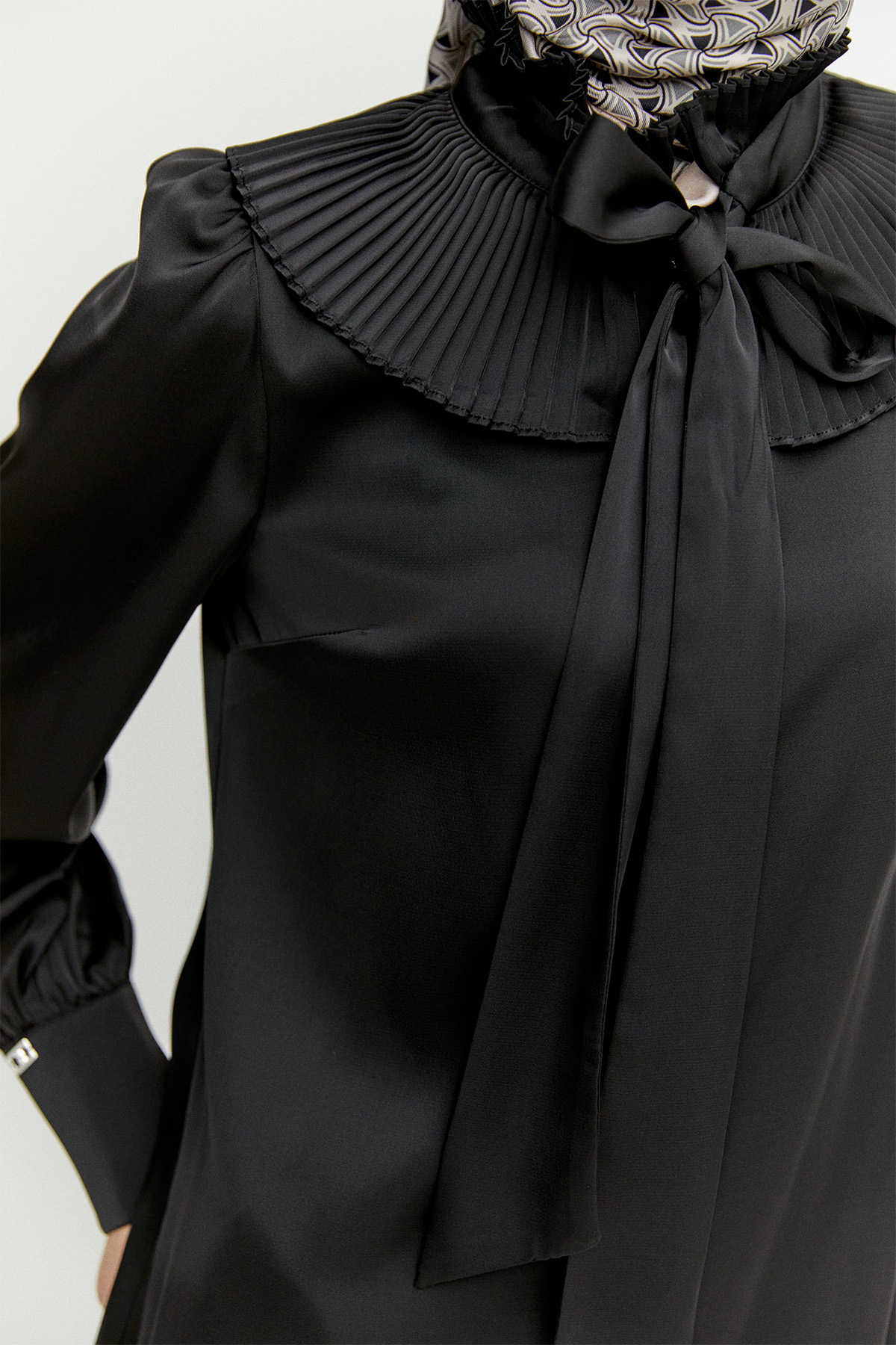 Pilise Yakalı Saten Gömlek