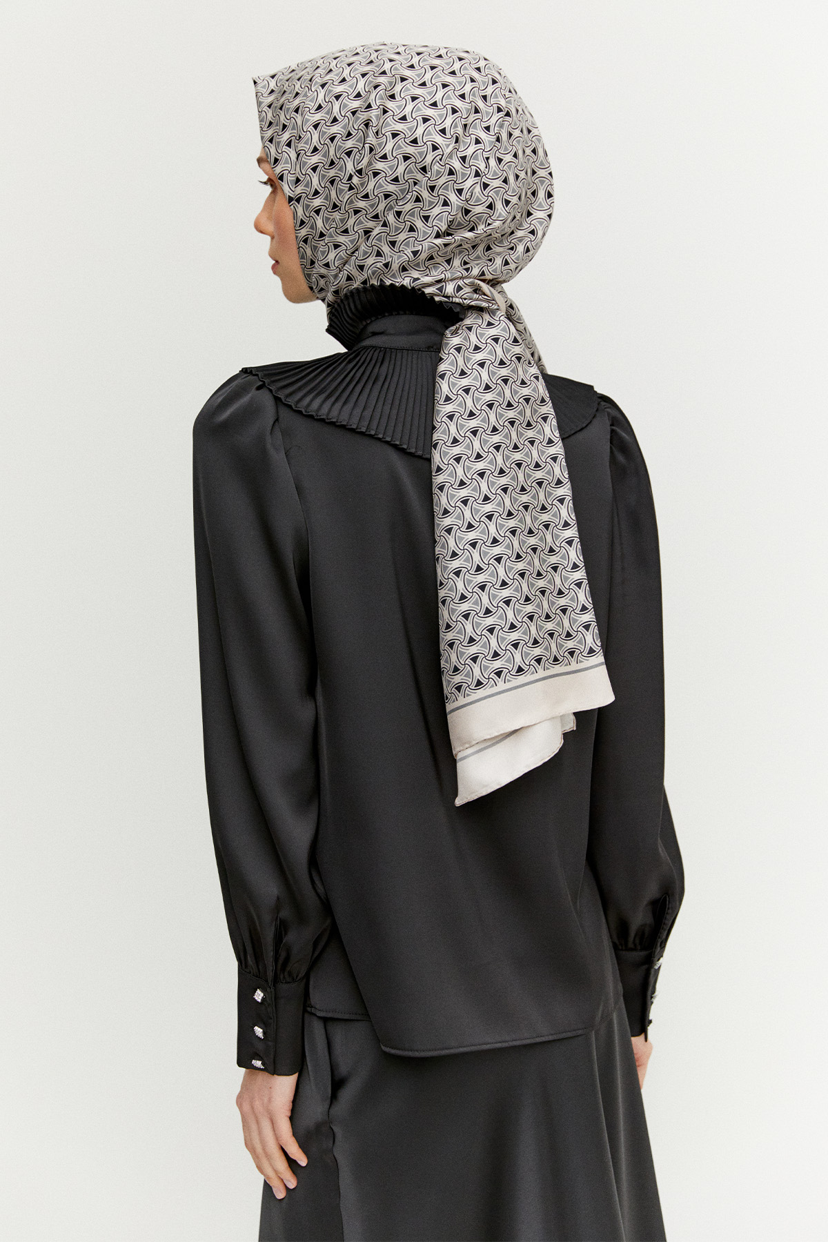 Pilise Yakalı Saten Gömlek